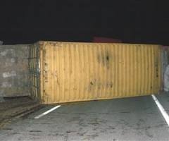 Beton mikserinden dökülen harç TIR devirdi