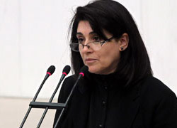 "Zana anayasaya uygun yemin etti"