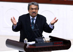 Kamer Genç yine yaptı yapacağını