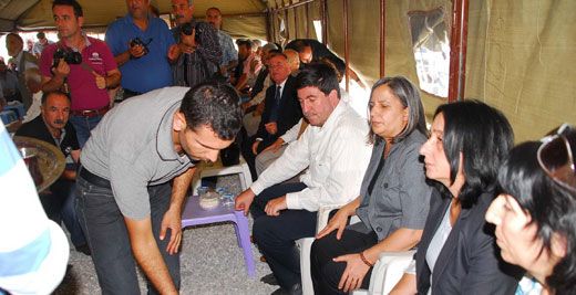 Acılı baba taziye çadırını terk etti