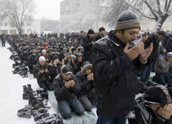 Kazakistan'da devlet dairelerinde namaz yasak!