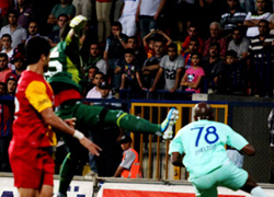 Muslera şimşekleri üzerine çekti