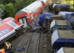 Almanya'da tren raydan çıktı: 49 yaralı