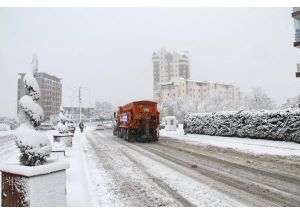 Başakşehir Belediyesi'nden Yollara 215 Ton Tuz