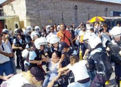 Taksim'de 126 kişi gözaltına alındı