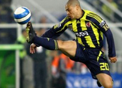 Alex, Fenerbahçe'de 300. maçına çıkıyor