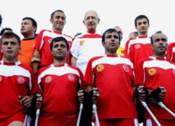 Gazilerle maç yaptı