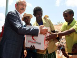 Somali'de yardım dağıttı