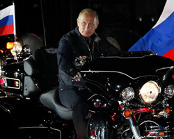 Putin'den motosiklet şovu