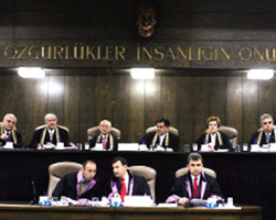 Üçü de Yüce Divanlık