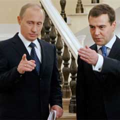 Putin ve Medvedev'in reytingleri düştü