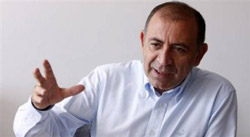 Tekin de bayrak açtı