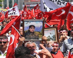 Şehitlikteki terör protestosunda gerginlik