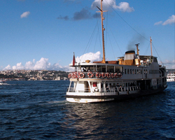 Öncü Gençlik üyeleri vapur işgal etti