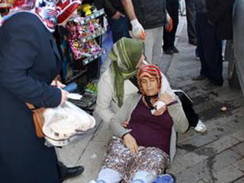 Minibüs kadınların arasına daldı
