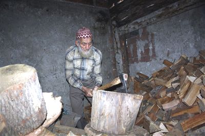 75 yaşında her gün 3 ton odun kırıyor
