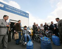 Pet şişe kapakları engelliye sandalye oldu