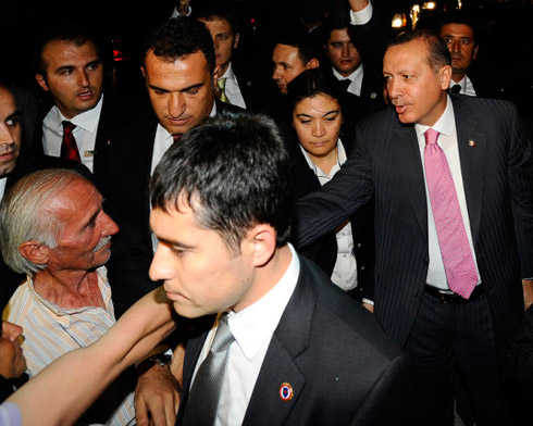 Erdoğan, iftarda gecekonduları gezdi