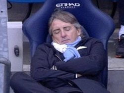 Mancini maçta uyudu