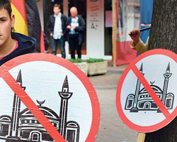 Almanya, İslam düşmanlığına kayıtsız!