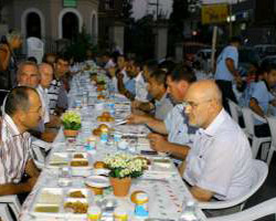 Amerika'daki camilerde iftar sofraları dolup taşıyor