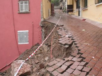 Kocaeli'de yol çöktü