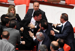 AK Partili ve MHP'li vekiller kavga etti!