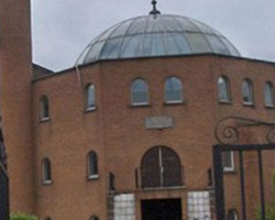 Türk bayrağını indirip camiyi taşladılar