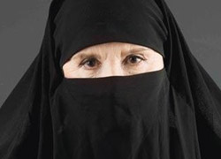 Gazeteci Nazlı Ilıcak Çarşaf Giydi