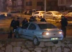 Otomobil Dere Kenarında Böyle Asılı Kaldı