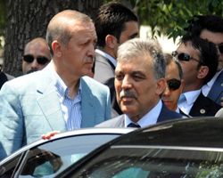Devletin en büyüklerinin omuzunda