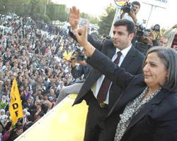 Demokrasi geldikçe yalpaladılar
