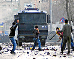Polis lojmanlarına ateş açıldı