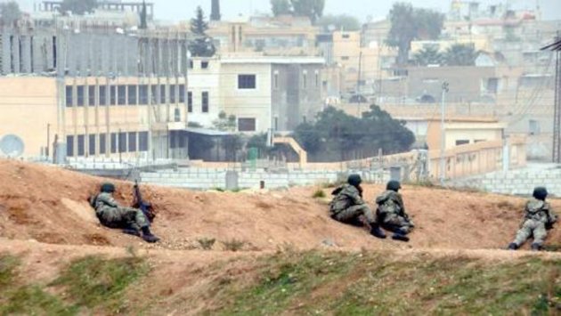 Türk askeri ellerinde silah siperde Suriye'yi izliyor