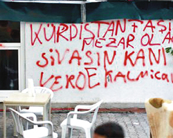 PKK’lılar cami duvarına ...