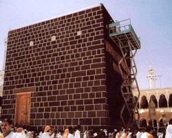 Kabe'nin içi gül suyuyla yıkandı