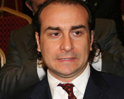 Bir tek o'nu alkışladı