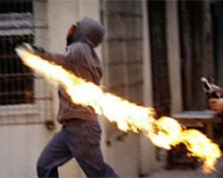 Diyarbakır'da molotoflu saldırı
