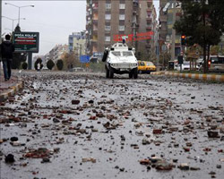 Hatip Dicle'yi bahane eden BDP'liler Taksim'i savaş alanına çevirdi