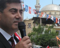 Mazbatasını almaya davulcuyla geldi