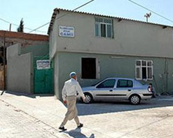 Minareyi bile çaldı!