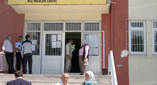 Başörtülü görevli dışarı çıkartıldı!