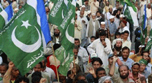 Pakistan yine kan gölü: 15 ölü