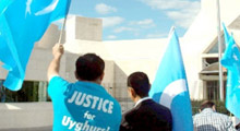zirvede Uygur protestosu