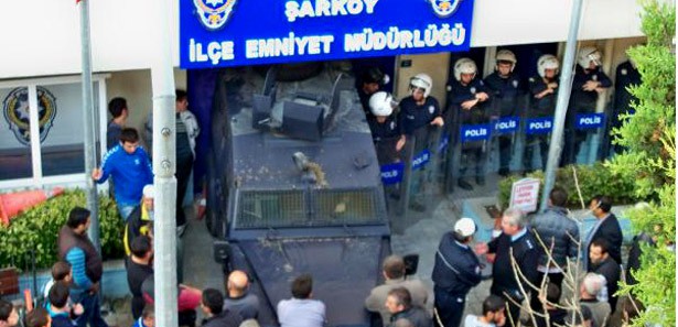 İlçe karıştı! Emniyet'i taşladılar!
