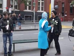İslam'a hakaret içeren filme güllü protesto