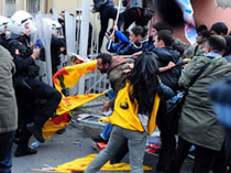 "Devrimciler" polise saldırdı