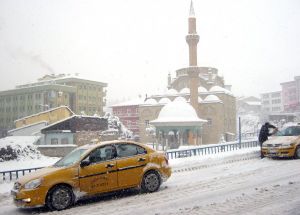 Kelkit'te Kar Kalınlığı 30 Santimetreye Ulaştı, Okullar 1 Gün Tatil Edildi