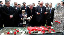 Sevenleri Türkeş'i andı