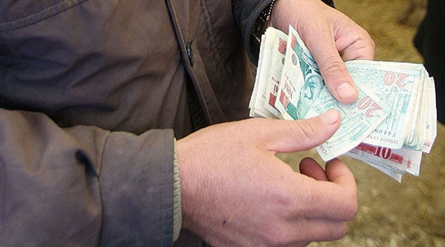 Polisi görünce parayı yuttu